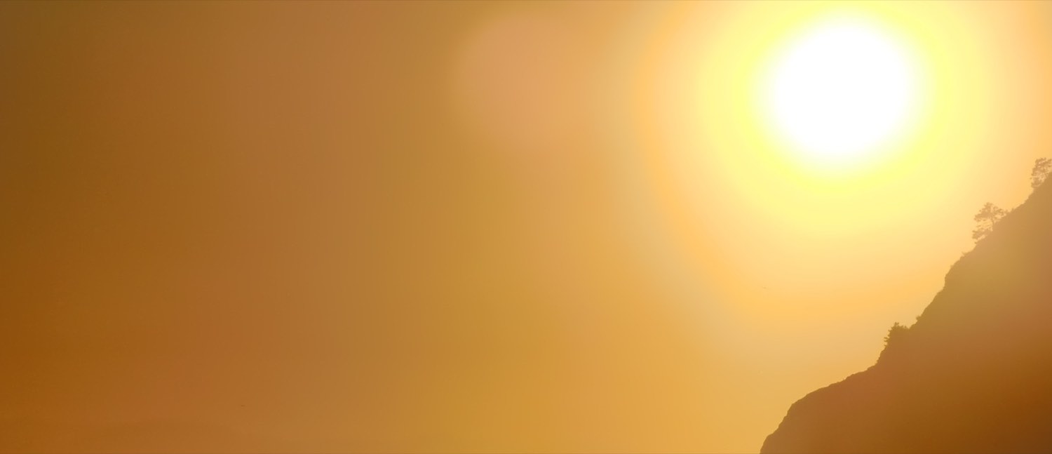 Sonne über einer Bergsilhouette – Landschaftsaufnahme von Thomas W. Scholz